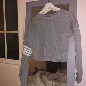  - Tröja som jag själv klippt till, köpt för 3/4 år vet inte vart ifrån, någon kinesisk sida iallafall. Riktigt mysigt  tyg! Sträcken på ärmen har börjat krackelera lite men annars är den i fint skick! Betalning sker via swish💸 Köparen står för frakt💕