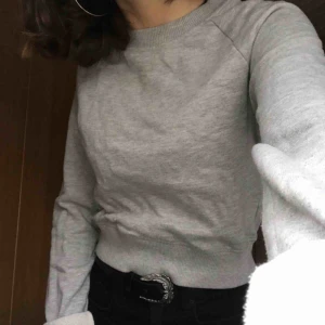  - Härlig croppad sweatshirt från hm. Fint skick.   Köparen står för frakt på 36kr (: