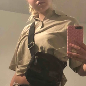  - Beige tröja I fint skick👍  Har tyvärr klippt tröjan, men den sitter inte som en magtröja enligt mig. Frakt ingår i pris.💙