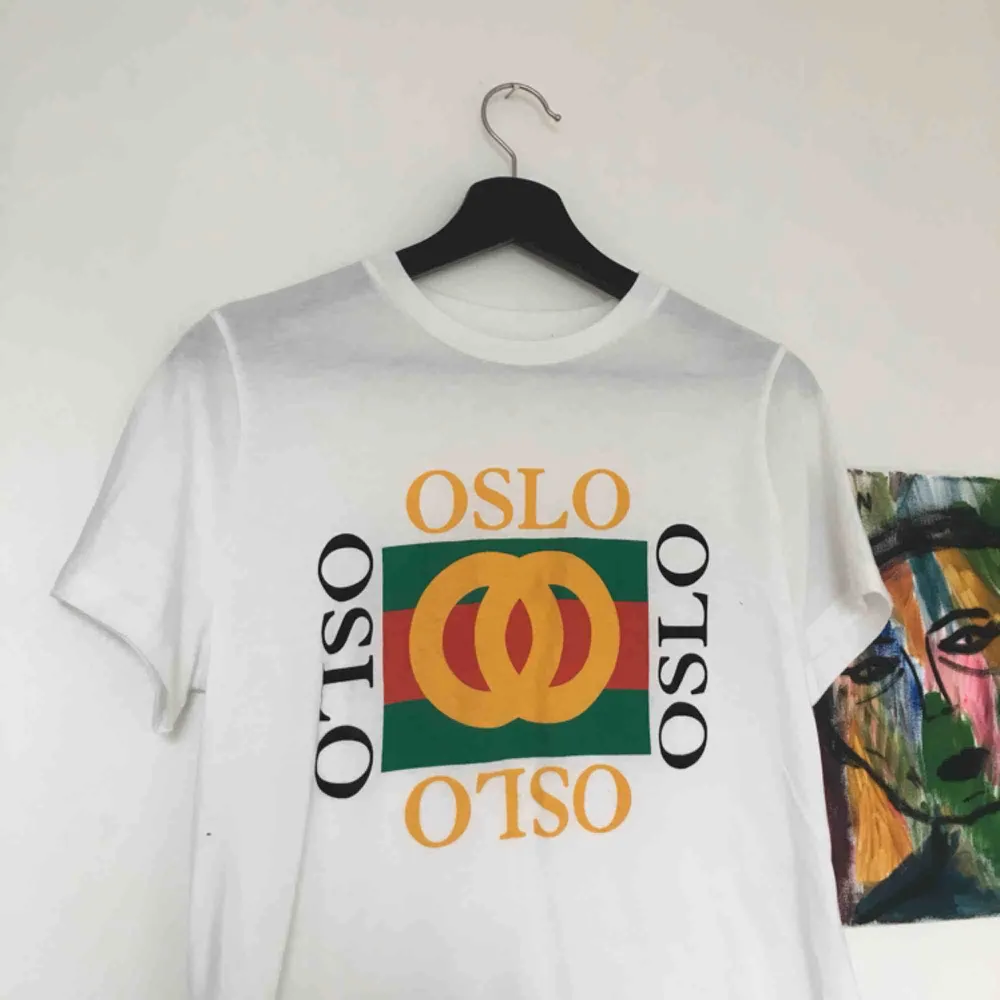 Oslo t-shirt stl S-M i fint skick. 50kr+frakt ca 20kr! Samfraktar gärna! . T-shirts.