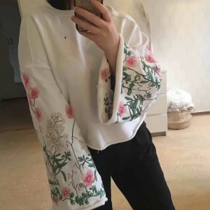 - Cool tröja från H&M trend (2017)  Storlek 38 (lite oversize)  Vida armar med fint broderi på.  I väldigt fint skick. De råa kanter är en del av designen! 200kr med frakten inräknad. 