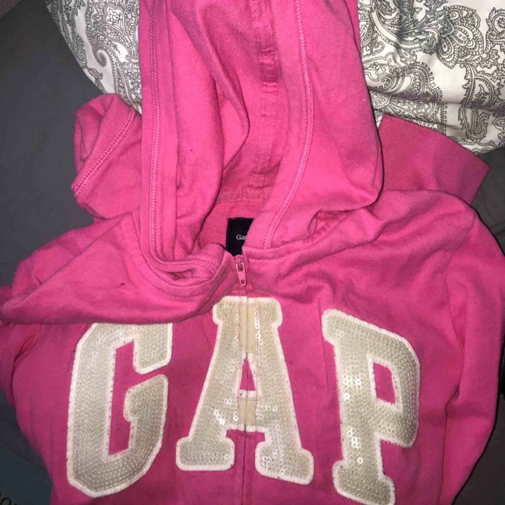 Gap hoodie, barn storlek men skulle säga att de är som en xs! 35kr +55kr frakt. Tröjor & Koftor.