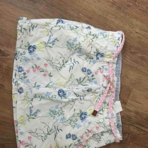  - Fin blommig kjol