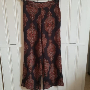  - Jättehärliga, tunnare byxor från Gina Tricot. De är finare i verkligheten! De sitter åt lite mer i midjan och så är det raka ben. Säljs på grund av för små för mig. 40kr+frakt