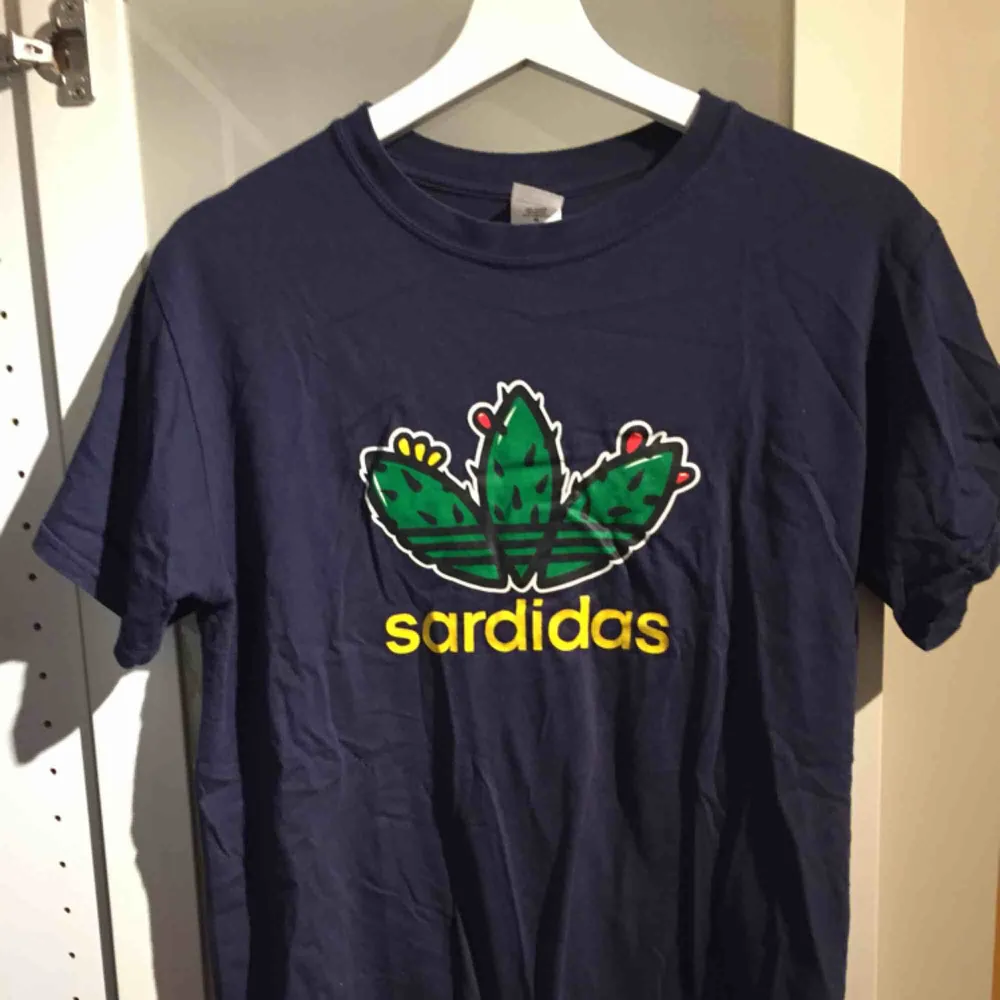 Sardidas tisha med unikt tryck, köpt på Sardinien !! 🌵. T-shirts.