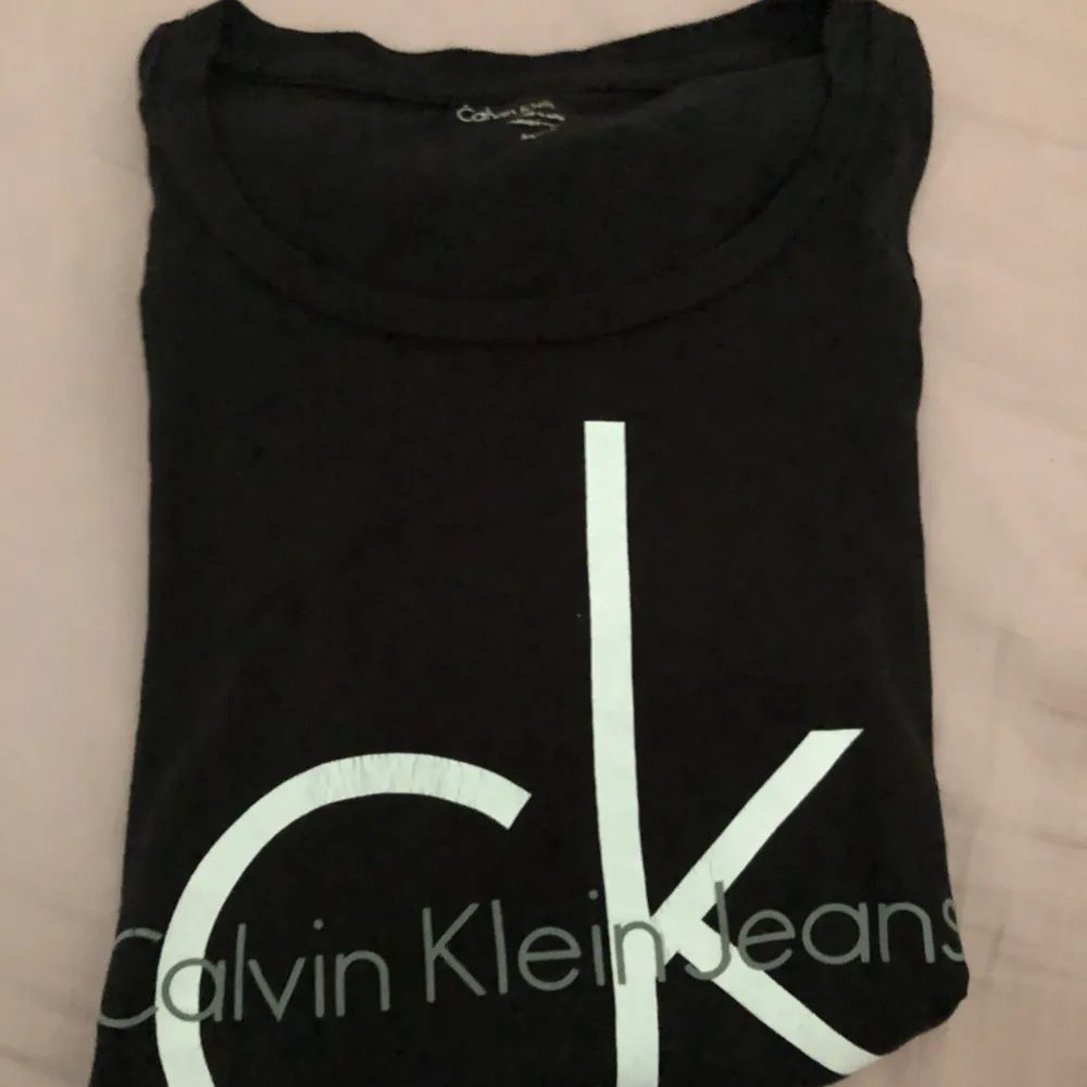 En Calvin Klein tröja, använd fåtal gånger. Passar mig som är S då den är strechig! Pris kan diskuteras!. T-shirts.