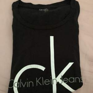 En Calvin Klein tröja, använd fåtal gånger. Passar mig som är S då den är strechig! Pris kan diskuteras!