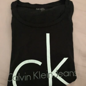  - En Calvin Klein tröja, använd fåtal gånger. Passar mig som är S då den är strechig! Pris kan diskuteras!