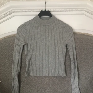  - Grå tröja i fint skick! 100kr (gratis frakt)
