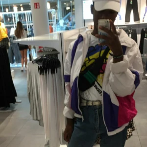  - 70-90-tals inspirerad vindjacka i regntåligt material. Använd ett fåtal ggr. 