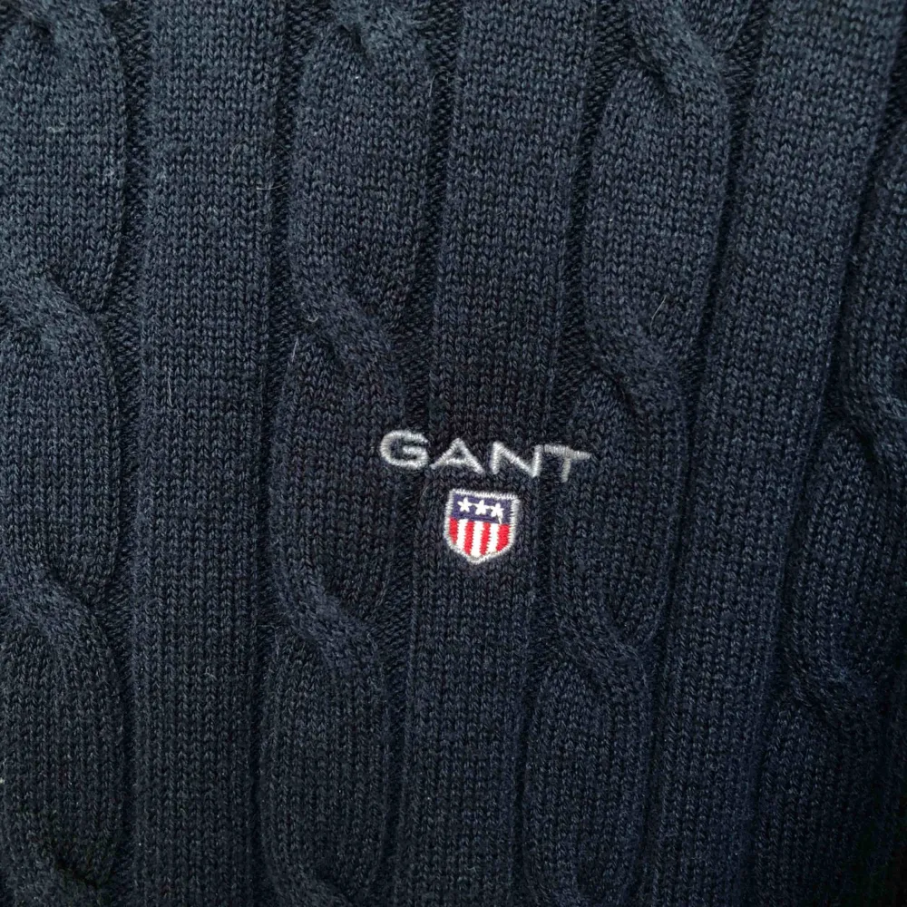 Stickad marinblå tröja från Gant, använd fåtal ggr. Stickat.