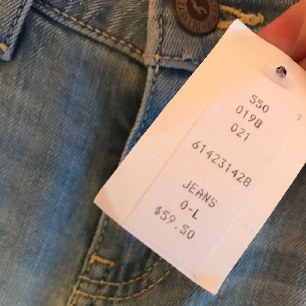 HELT oanvända Hollister bootcut jeans med prislapp kvar! Inköpta i USA för ca 600kr! Köparen står för 55kr i fraktkostnad som tillkommer!. Jeans & Byxor.