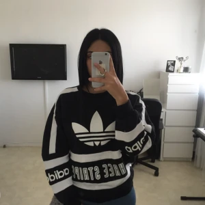  - Adidas tjocktröja i bra skick!