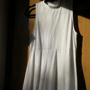  - Fin vit kort skater klänning. Använd bara när jag har testat den för att se hur den sitter samt för att ta bilden ovan. Säljer den då jag inte använder den eller tycker att den satt bra på mig. Beroende på om du gillar tajt eller löst kan denna vara bra för dig! Svarar på alla frågor man kan tänkas ha om denna klänning.  Möts helst inne i Stockholm stad, men om du står för frakt så kan jag posta den också. 