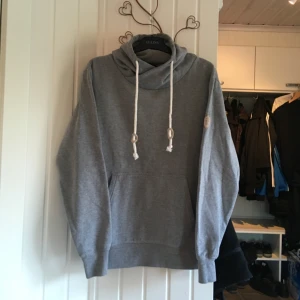  - Hoodie från NewYorker med mindre huva välanvänd men för liten för mig 😌