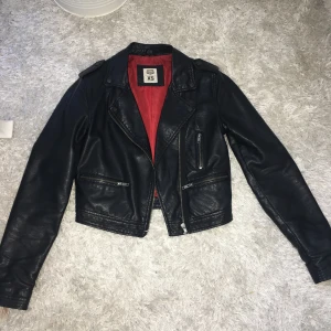  - Plagg: Skinnjacka från Crocker (ej äkta skinn)  Anledning: Använder inte  Använda: Använd en vår  Nypris: 600 Pris nu: 70 Övrigt: Sömmarna har spruckit lite inuti jackan, som jag visar på 3e bilden  