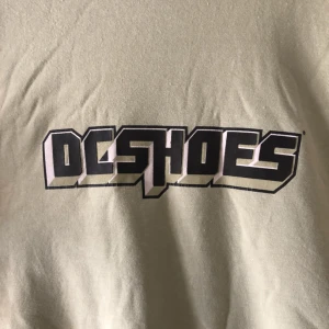  - T-shirt från DCSHOES. Trevligt använt skick. Hämtas i Uppsala eller skickas mot fraktkostnad 