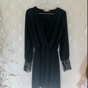  - 💫Fin svart klänning med silver detaljer på transparent tyg längst ut i ärmarna från Mad Lady. Passar perfekt till finare tillställningar eller en fredags outfit 💫  Betalning via Swish, ev frakt står köparen för :)   I NYSKICK, Nypris: 699:-