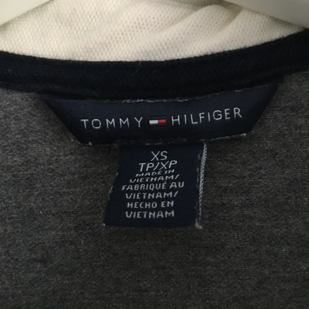 Långärmad pike från Tommy Hilfiger, använd ett fåtal gånger! Köpare står för frakt. Tröjor & Koftor.