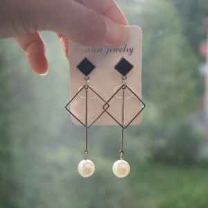  - örhängen  frakt 10 kr 