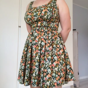  - Knälång klänning med dragkedja i ryggen. Sparsamt använd. Mötes upp i Uppsala eller fraktas. Fraktkostnad tillkommer