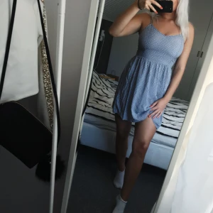  - Fin sommarklänning från H&M, endast använd 1 gång. Strl 38 men passar mig som har S i vanliga fall, resår i ryggen och justerbara axelband. Inte genomskinlig som det kanske ser ut på bilden. Den är heller inte lika blå som på bilden.  60kr + 18kr frakt 🌸