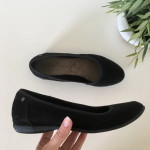 Ballerina - Jättefina och sköna ballerinaskor med mjuk sula från DinSko🌸 står storlek 40 men väldigt små i storleken (jag har 39/40 och det gick inte) Bra skick, bara använda en gång. frakt:50kr