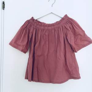 Off shoulder blus ifrån NA-KD i jättefin rosa färg. Köparen står för frakten.