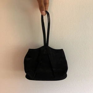  - Aftonväska svart glansigt material. 