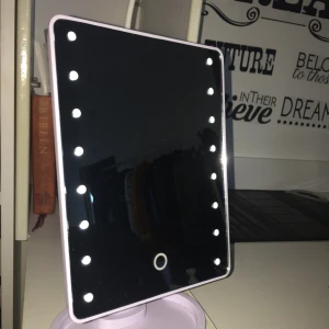  - Säljer min spegel från CDON.se  för ett bra pris, köpte den för 200kr men säljer den billigare då jag inte annvänder den så mycket