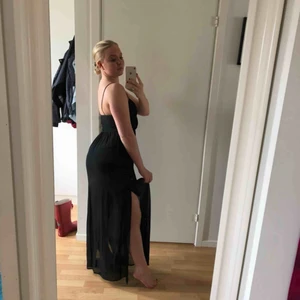  - Så fin svart klänning från hm, är en underklänning under så den är inte genomskinlig. Storlek 34 💓