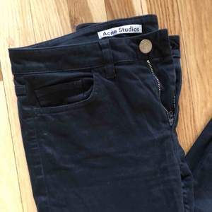 Svarta tajta jeans från Acne i mjukt material, storlek 34 (XS). Har två likadana hål vid hällorna men det syns inte på. Kan mötas i Stockholm eller så betalar köparen frakt! 