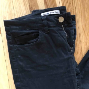  - Svarta tajta jeans från Acne i mjukt material, storlek 34 (XS). Har två likadana hål vid hällorna men det syns inte på. Kan mötas i Stockholm eller så betalar köparen frakt! 