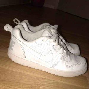  - Jätte fina Nike skor! Använda men i bra skick, och frakten är inräknad i priset! Frågor? Bara att skriva Sn kommentar ☺️❤️