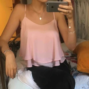  - En gullig ljusrosa topp med volanger funkar både till vardags och fest! Kan posta eller mötas upp på Södermalm (köparen står för frakten)☺️
