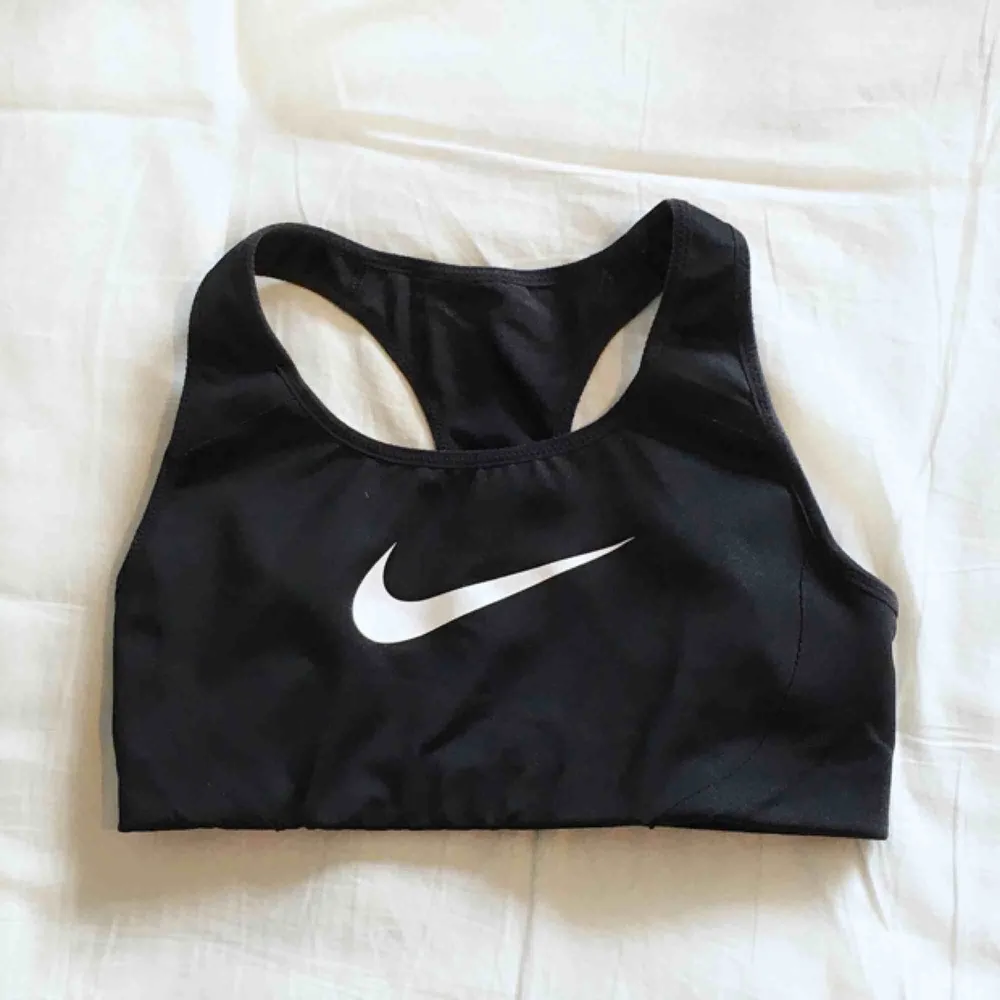 Sport-bh från Nike i bra skick. Säljer pga för liten.  Köpare står för frakt!     Frakt: 20kr. Övrigt.