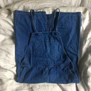  - Jeansklänning med fickor som går ner under knäna på mig som är 175 cm lång. Monki anger storlek XS, men den passar mer en S. Köparen står för frakt, annars möts jag upp i Uppsala🐳