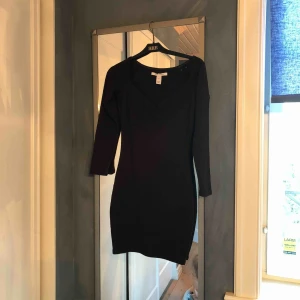  - Svart stretchig bodyconklänning med spetsmönster (se bild) strl S 