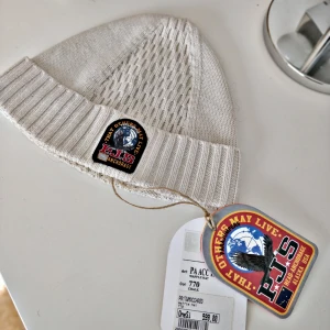  - Vit PJS-mössa i perfekt skick. Taggar och kvitto finns samt QR-kod i mössan för din försäkring. Den är ONE SIZE vilket betyder att den passar de allra flesta huvuden👍    Kan mötas och kan frakta📩
