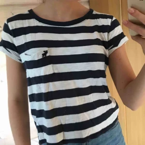  - Superskön t-shirt från abercrombie.   Köparen står för frakt på 18kr(:
