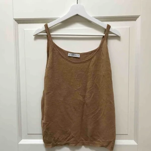  - Beige-brunt stickat linne från zara , sitter ganska löst och ledigt på en stl s