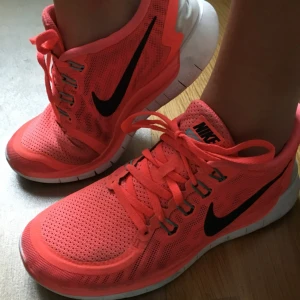  - Korall rosa Nike free run! As snygga och bekväma, inte använda så mycket och dom är äkta! Passar mig med strl 37. För fler bilder/ mer info skriv i DM. Fraktar endast och betalning via swisch📲