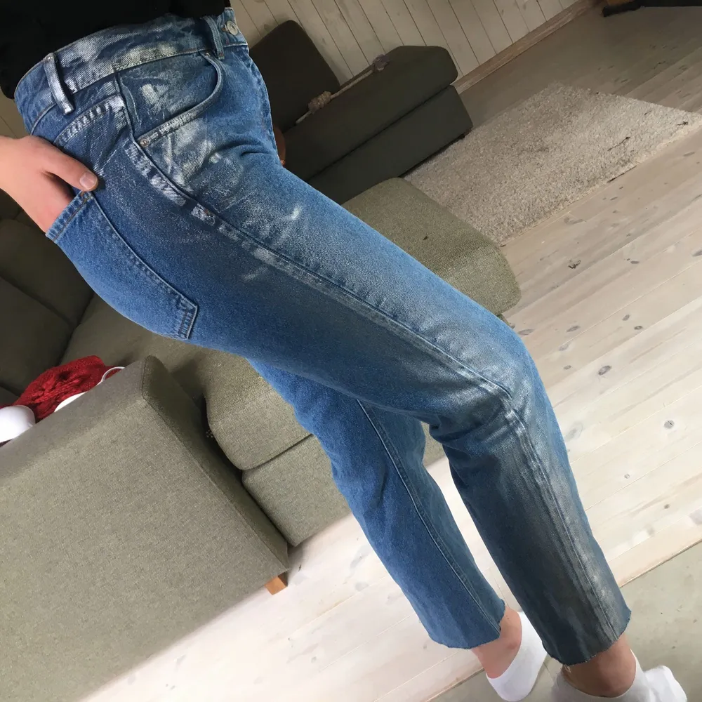 Supersnygga jeans från River Island med silver-/holoskimrande sträck längs sidorna!!. Jeans & Byxor.
