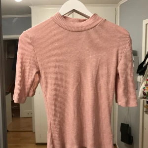  - Rosa T-shirt från Crocker, ganska tajt. Frakt 15kr eller möts upp i Stockholm☺️