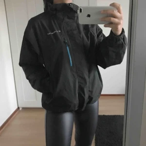  - En super snygg regnjacka från Everest, i super bra skick inga skador eller så förutom att mössan är borta