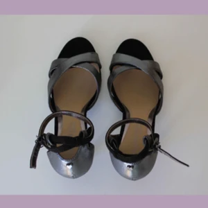  - Festliga klackar i nytt skick, endast använda en gång. Storleken på klackarna är 38 men passar nog bättre för de med storlek 37 eller har smala fötter då de satt lite tajta på mig (har storlek 38). 