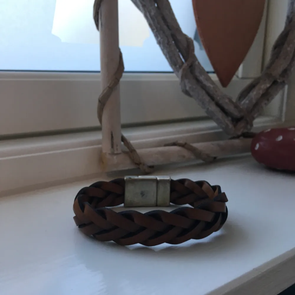 Fejk läderarmband från H&M med magnetlås. Snyggt men personligen föredrar jag klockor så den används aldrig 😌 Frakt 9 kr. Accessoarer.