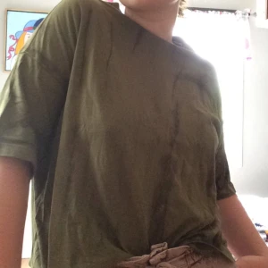  - en väldigt oversized t-shirt från weekday, den är i gott skick. frakten står köparen för.