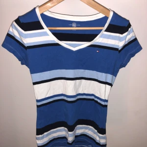  - Tommy blå/vit T-shirt : M :- 70kr