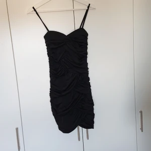  - Tajt, kort festklänning. Använd men i bra skick. Finns att hämta i gbg eller skickas emot frakt. 